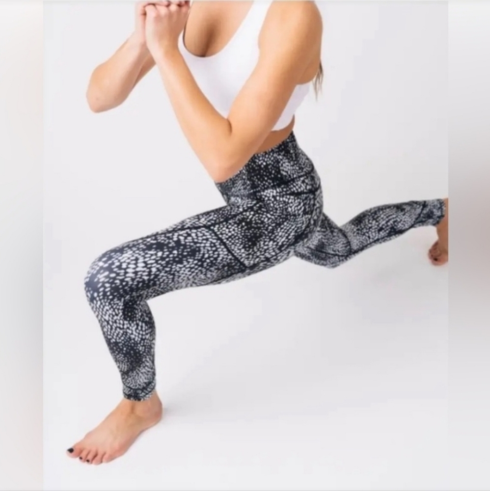 ZYIA Active Black Viper Pocket Light N Tight Hi-Rise Leggings 7/8 24” SZ 4 - Picture 10 of 11